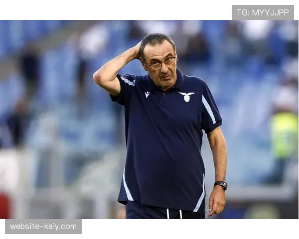 特写：国米教练席为绝杀球激情庆祝，小因扎吉与助教紧紧相拥