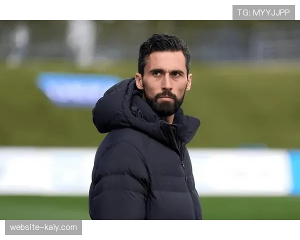 特写：皇马小将首秀破门后，跑向看台与家人相拥